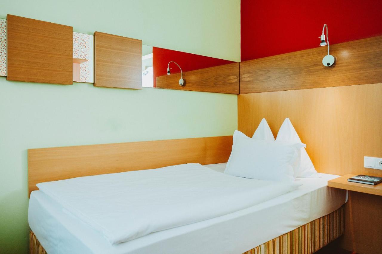 Hotel Bruecklwirt Niklasdorf ภายนอก รูปภาพ