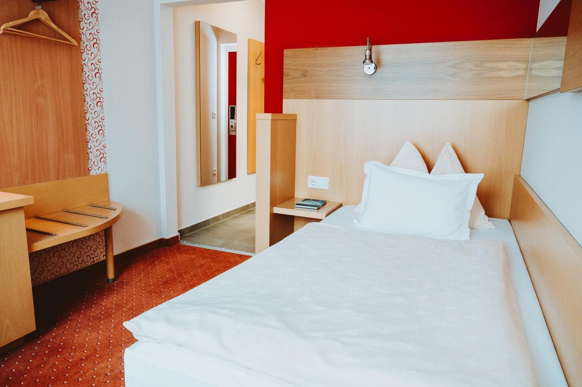 Hotel Bruecklwirt Niklasdorf ภายนอก รูปภาพ