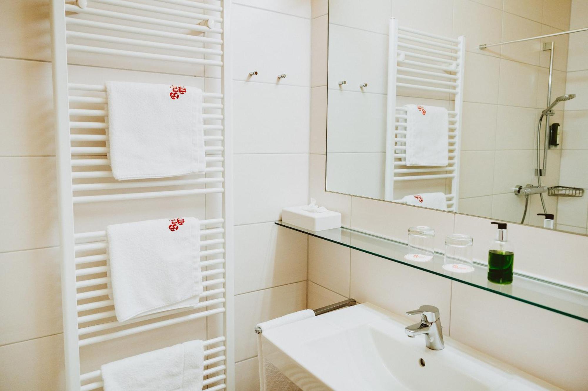 Hotel Bruecklwirt Niklasdorf ภายนอก รูปภาพ