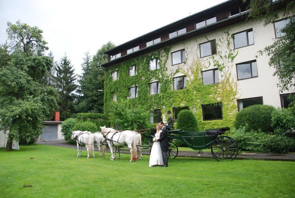 Hotel Bruecklwirt Niklasdorf ภายนอก รูปภาพ